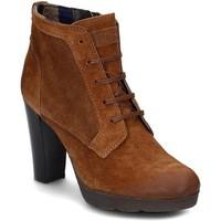Tommy Hilfiger Clarisa 1B women\'s Low Ankle Boots in Brown