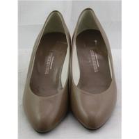 trickers international size 437 beige leather court shoes