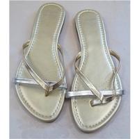 Two pairs of toe post flip flops size 6 Clarks - Gold - Flip flops