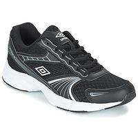 Umbro COXLEY men\'s Sports Trainers (Shoes) in black