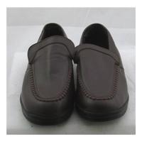 Unbranded, size 8.5/43 brown leather look slip on shoes