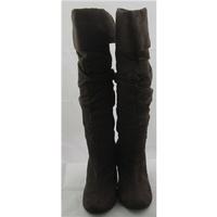 Unbranded, size 6 brown pull on knee high boots
