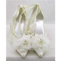 Unbranded size 6/39 ivory satin bridal shoes