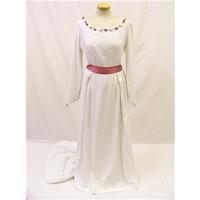Unbranded - Size: UK 8-10 / EUR 38 - Pink Rosebud Textured White Wedding Dress