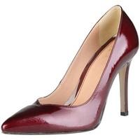 v 1969 urielle scarlet womens court shoes in red