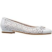 Van Dal Wentworth Womens Wide Fit Ballet Pumps women\'s Shoes (Pumps / Ballerinas) in white