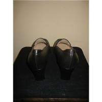 van dal size 65 d black shoes