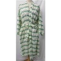 V&A - BNWT- Size: M - Green with red roses - A retro Dressing gown