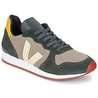 Veja HOLIDAY LOW TOP men\'s Shoes (Trainers) in BEIGE