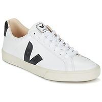 Veja ESPLAR LOW LOGO men\'s Shoes (Trainers) in white