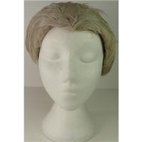 Vintage Unbranded Cream and Beige Feather Hat