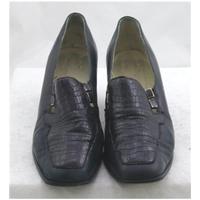 Vintage Van Dal, size 4.5D navy slip on shoes