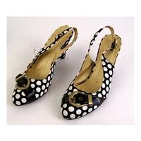 Viseniya Donna Shoes - Size: 5 - Black with White Polka Dots - Slingbacks