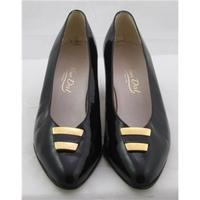 vintage van dal size 3d black patent court shoes