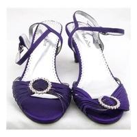 Viva La Diva, size 7 purple evening sandals