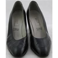 vintage bally size 8 lynsey black patent court shoes