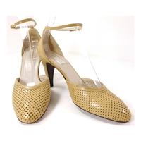 Vintage 1960\'s Kurt Geiger Size 6 Caramel Court Heels