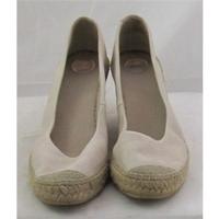 Vidareta, size 6.5/40 cream wedge heeled espadrille style pumps