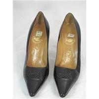 Vintage Cameo Room Size 6B Black Leather Heeled shoes