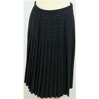 Viyella, size 12 dark green mix checked pleated wool skirt