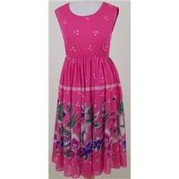 Vintage 80\'s Sora, size S pink border print dress