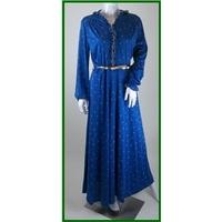VINTAGE Unbranded - size 12 - Blue with gold pattern - Belted Long dress
