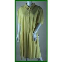 Vintage - Unbranded - Size: 20 - Yellow with White Floral Pattern - Calf Length Dress