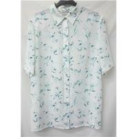 Vintage: Delmod - Size: 18 - White with Green print - Short sleeved shirt