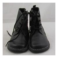 Walkmates, size 6/23 black leather ankle boots