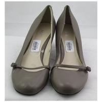 Wallis, size 7/41 brown kitten heeled pumps
