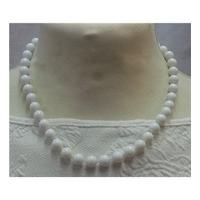 White plastic bead necklace Unbranded - Size: Small - White - Necklace