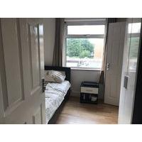 Woking Single room Ensuite 8 mins walk to Stn & Town