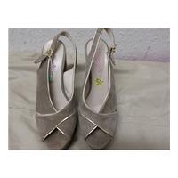 Women\'s sandals Thompsons - Size: 4 - Beige - Peep toe shoes