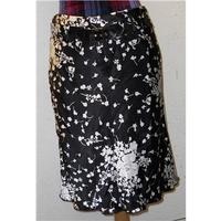 Women\'s skirt Unbranded - Size: 8 - Black - Knee length skirt