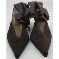 young spirit size 6 brown suede two piece shoes