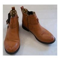 Young Dimension tan boots size 4